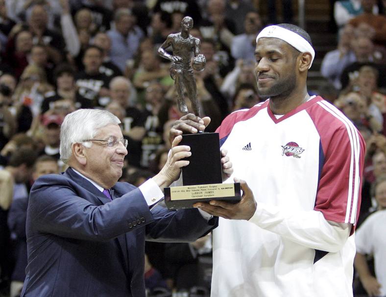 LeBron diventa sempre pi mito: nel 2009 vince il primo dei suoi 4 trofei di mvp, che riceve direttamente dalle manu del Commissioner David Stern (Epa)
